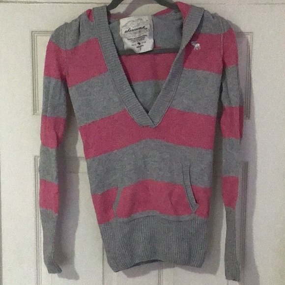 Sweater with hood - Picture 3 of 3